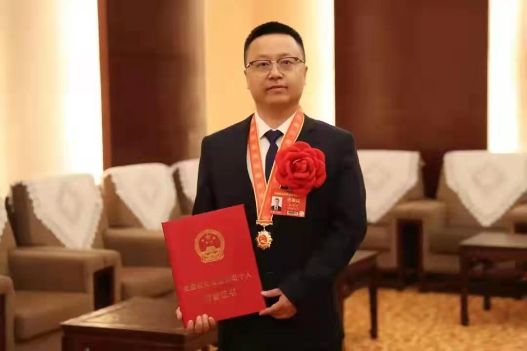 163756228884342.jpg 宋刘斌 全国脱贫攻坚先进个人 98级化学教育 学校原扶贫队队长.jpg